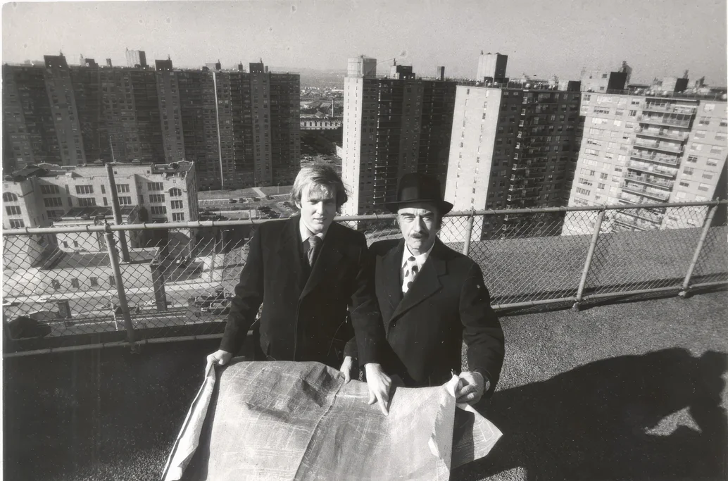 Дональд Трамп та його батько Фред у 1973 році в «Трамп-Віллідж» — останньому проєкті Фреда (Бруклін)